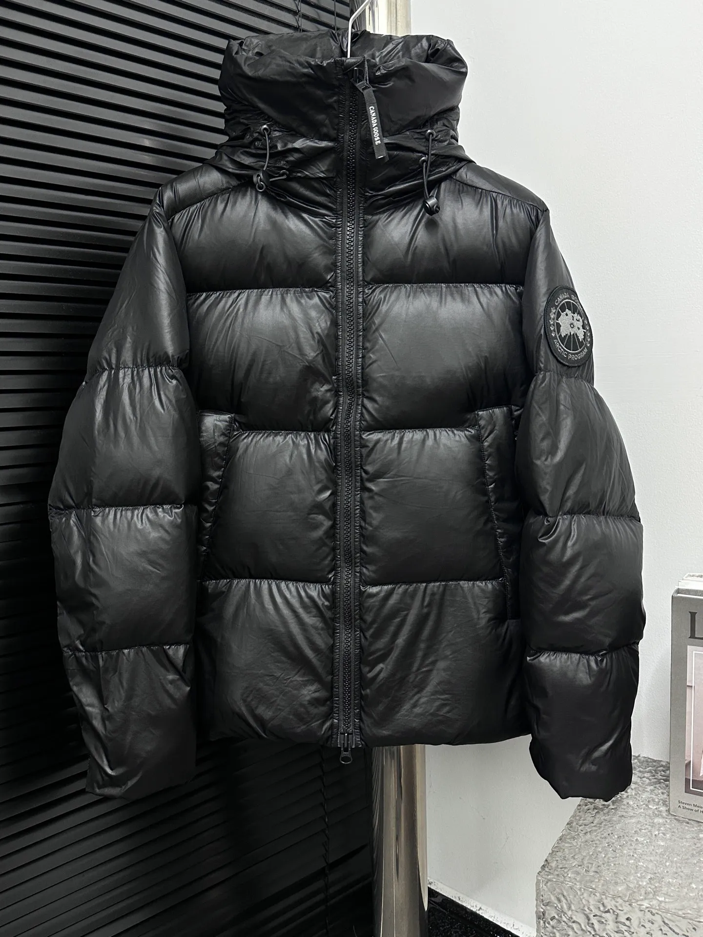 P780 [𝘾𝘼𝙉𝘼𝘿𝘼 𝙂𝙊𝙊𝙎𝙀] Canada Goose's limited new Crofton puff down jacket, top version, ceiling level Crofton soft loaf, 2024 latest style, cold protection effect up to level 4, using recycled Feather-Light tear-resistant fabric, ultra-light, no weight on the upper body at all! The unique black label highlights your temperament‼ ️ Canada Goose, a Canadian brand, has always been recognized as the warmest down jacket. Various Instagram celebrities, Internet celebrities, and celebrities often wear it for street photos. I make Canada Goose every year, but I still can't get rid of my love for it. No matter how cold the days are, there is no need to be afraid, because there is! Filled with 90% white duck down, it is the legendary warmest down jacket and is known as a must-have for Arctic outdoor sports! The most popular down jacket in the world, celebrities are rushing to buy it, it is a must-have!  Size: S~XXL